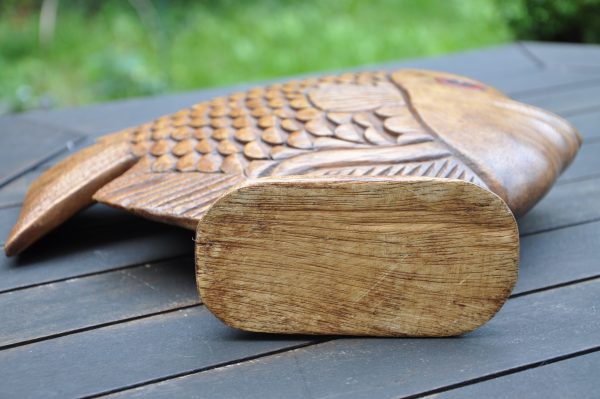 Poisson sculpté en bois exotique – Image 3