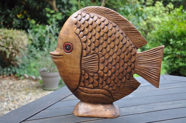 Poisson sculpté en bois exotique