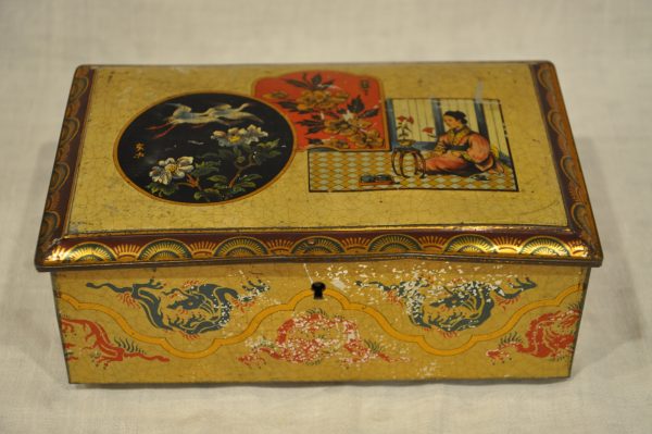 Ancienne boite en métal décorée de motifs chinois.