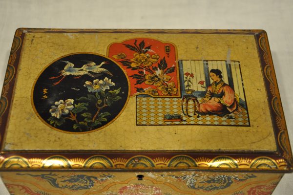Ancienne boite en métal décorée de motifs chinois. – Image 6