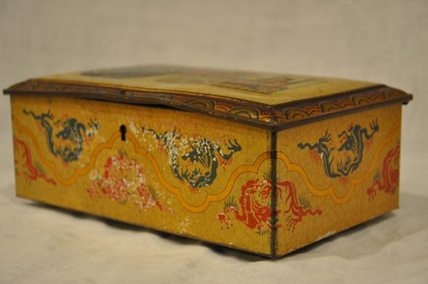 Ancienne boite en métal décorée de motifs chinois. – Image 5