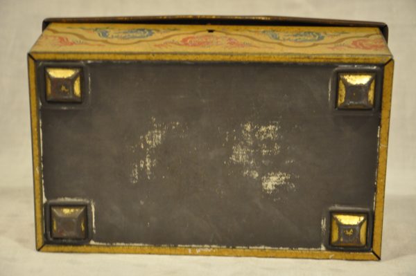 Ancienne boite en métal décorée de motifs chinois. – Image 4