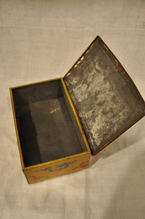 Ancienne boite en métal décorée de motifs chinois. – Image 3