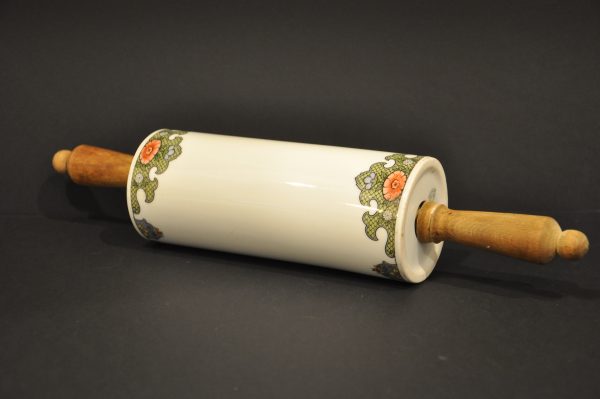 Joli rouleau à pâtisserie  en porcelaine avec poignées en bois. – Image 8