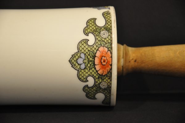 Joli rouleau à pâtisserie  en porcelaine avec poignées en bois. – Image 7