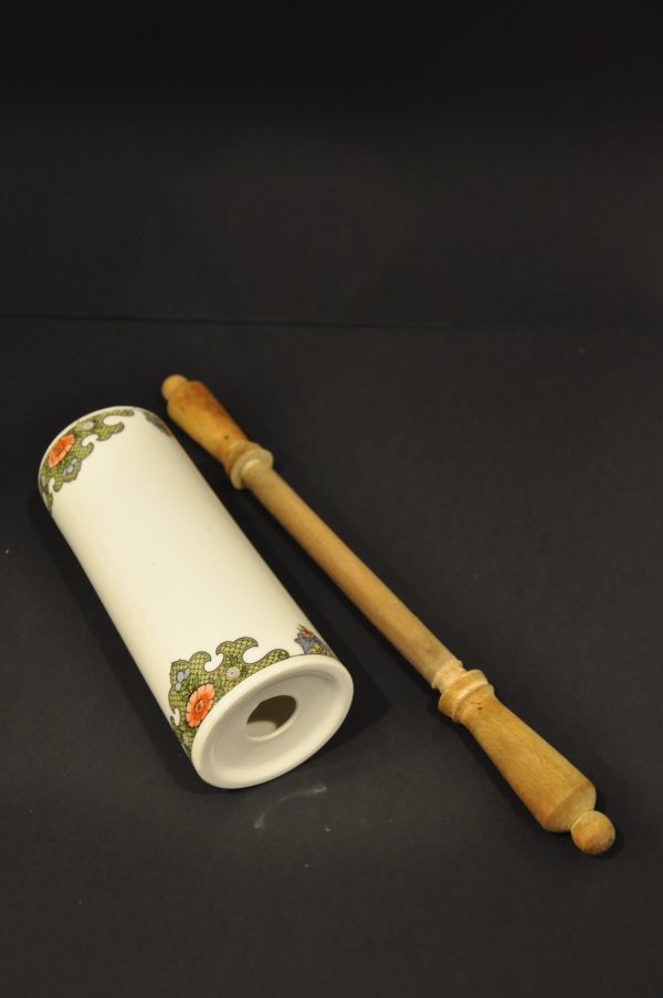 Joli rouleau à pâtisserie  en porcelaine avec poignées en bois. – Image 5