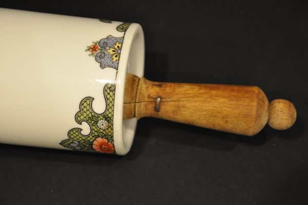 Joli rouleau à pâtisserie  en porcelaine avec poignées en bois. – Image 4