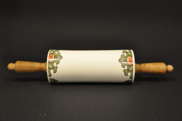 Joli rouleau à pâtisserie  en porcelaine avec poignées en bois.