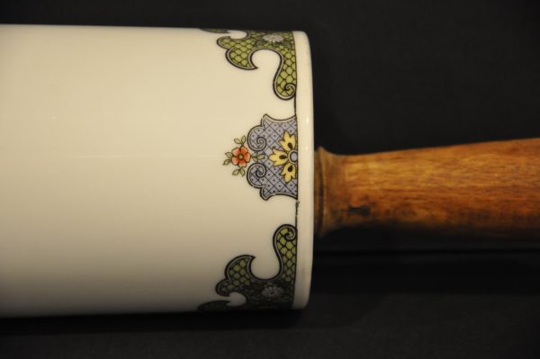 Joli rouleau à pâtisserie  en porcelaine avec poignées en bois. – Image 2