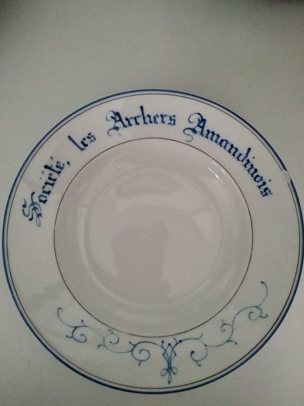 Ancienne assiette creuse  en faïence du moulin des loups , (saint Amand les eaux)
