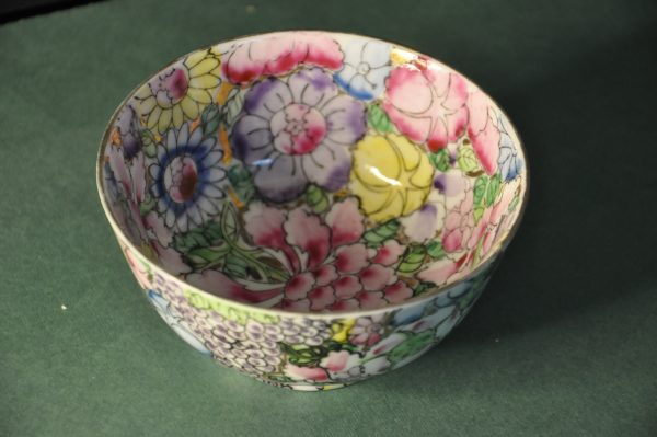 BOL CHINOIS EN PORCELAINE ET EMAUX POLYCHROME