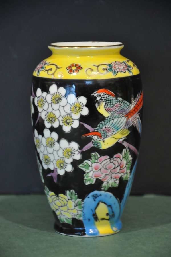 VASE EN PORCELAINE POLYCHROME JAPONAISE 