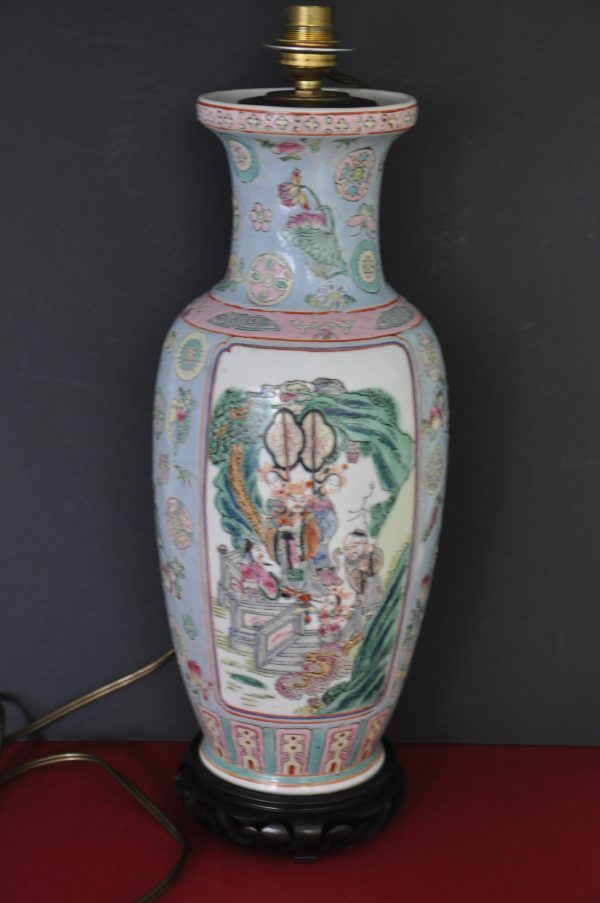 Vase chinois en porcelaine monté en lampe sur socle