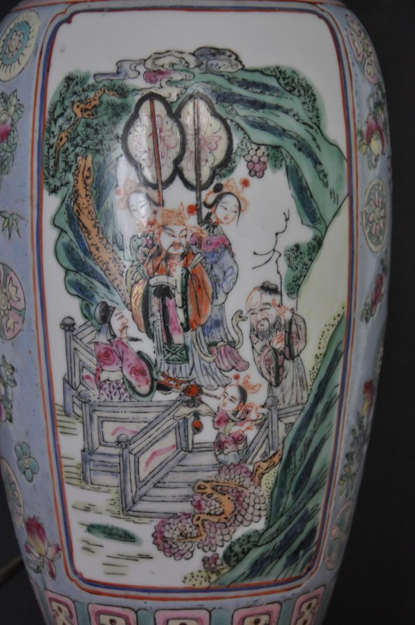 Vase chinois en porcelaine monté en lampe sur socle – Image 8