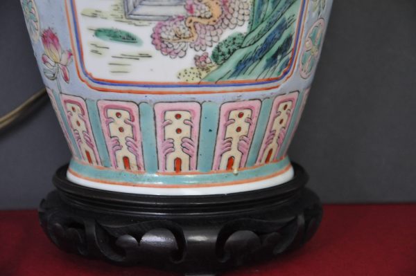 Vase chinois en porcelaine monté en lampe sur socle – Image 7