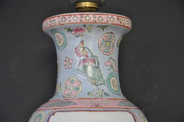 Vase chinois en porcelaine monté en lampe sur socle – Image 6