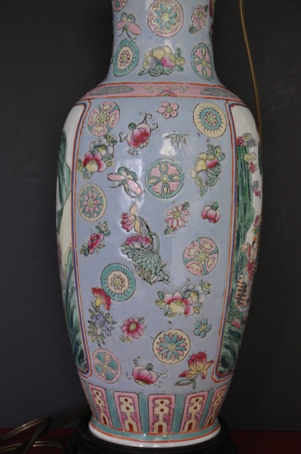 Vase chinois en porcelaine monté en lampe sur socle – Image 5