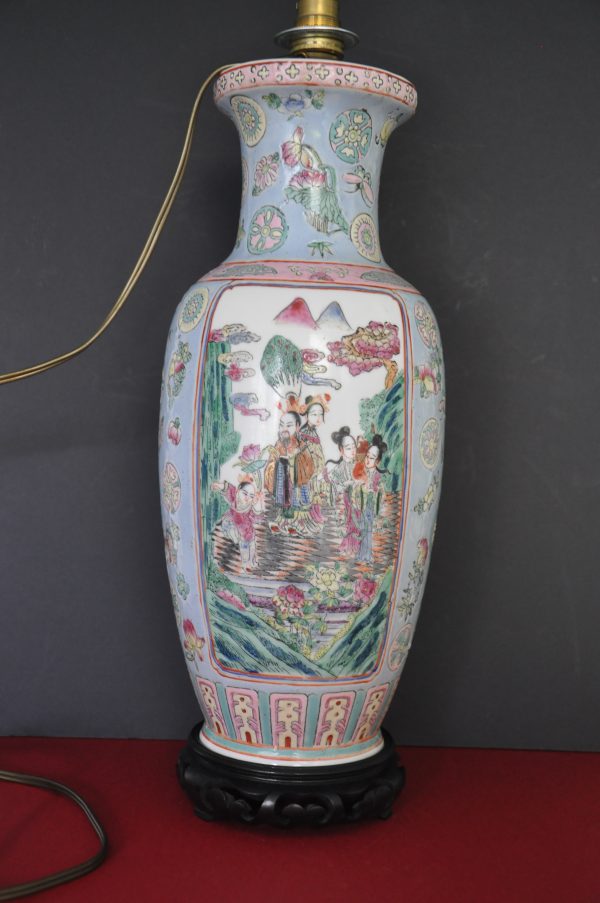 Vase chinois en porcelaine monté en lampe sur socle – Image 4