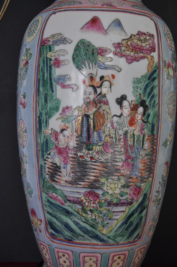 Vase chinois en porcelaine monté en lampe sur socle – Image 3