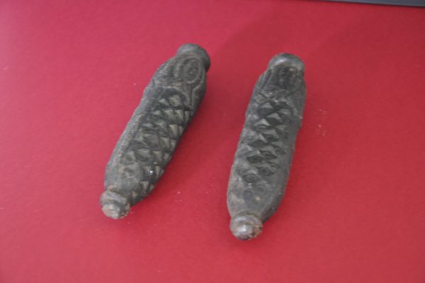 Lot de 2 anciens poids en fonte  – Image 4