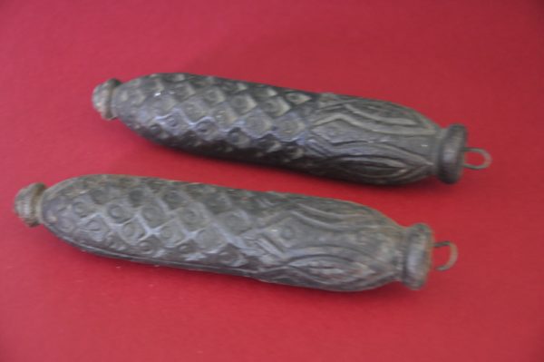 Lot de 2 anciens poids en fonte 