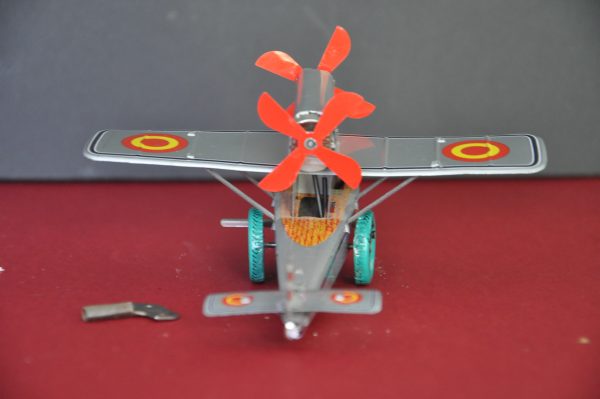 ANCIEN JOUET EN TOLE AVION  A HELICE MECANIQUE – Image 3