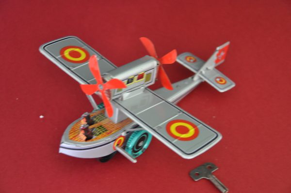 ANCIEN JOUET EN TOLE AVION  A HELICE MECANIQUE