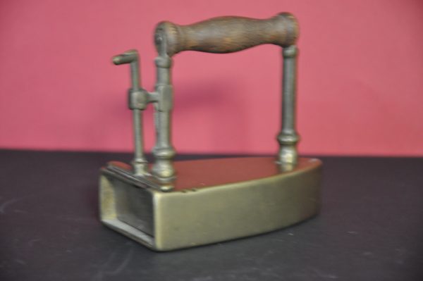 Ancien  petit fer à repasser en laiton avec son lingot XIXème – Image 2