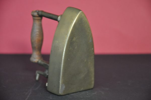 Ancien  petit fer à repasser en laiton avec son lingot XIXème – Image 5