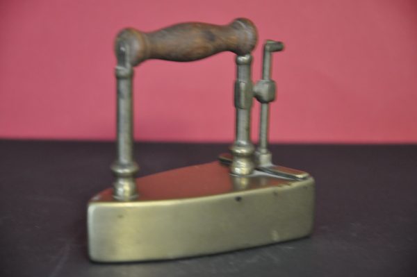 Ancien  petit fer à repasser en laiton avec son lingot XIXème