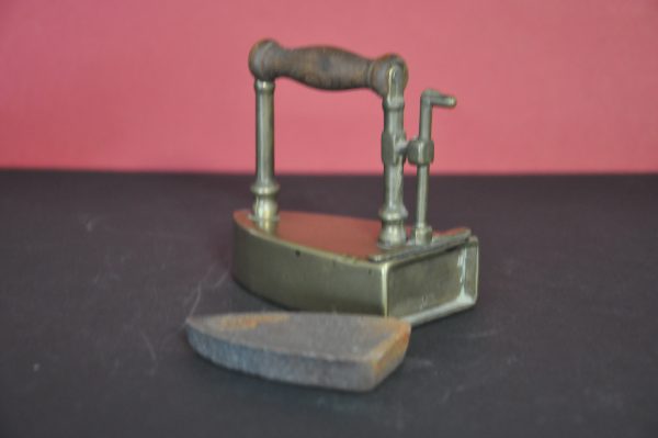 Ancien  petit fer à repasser en laiton avec son lingot XIXème – Image 3