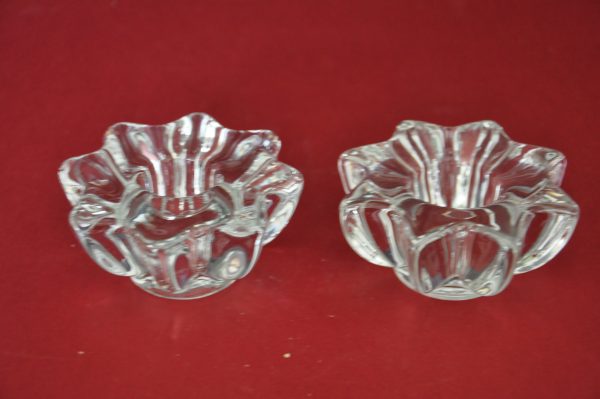 PAIRE DE PETITS BOUGEOIRS EN CRISTAL (PIERRE D'AVESNE)