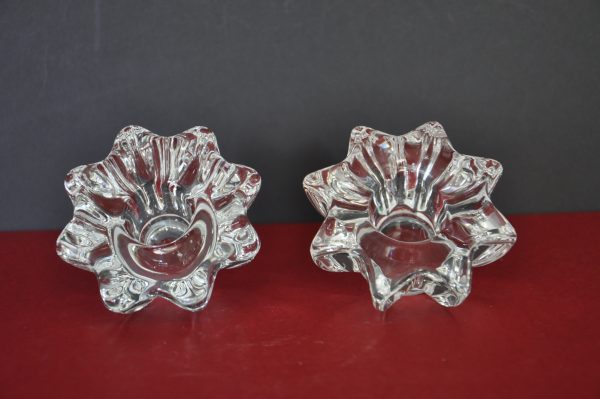 PAIRE DE PETITS BOUGEOIRS EN CRISTAL (PIERRE D'AVESNE) – Image 5