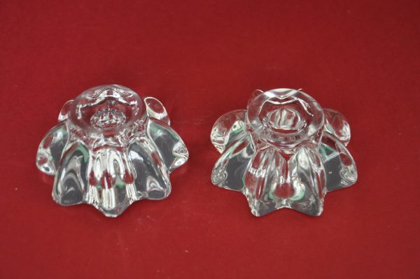 PAIRE DE PETITS BOUGEOIRS EN CRISTAL (PIERRE D'AVESNE) – Image 4