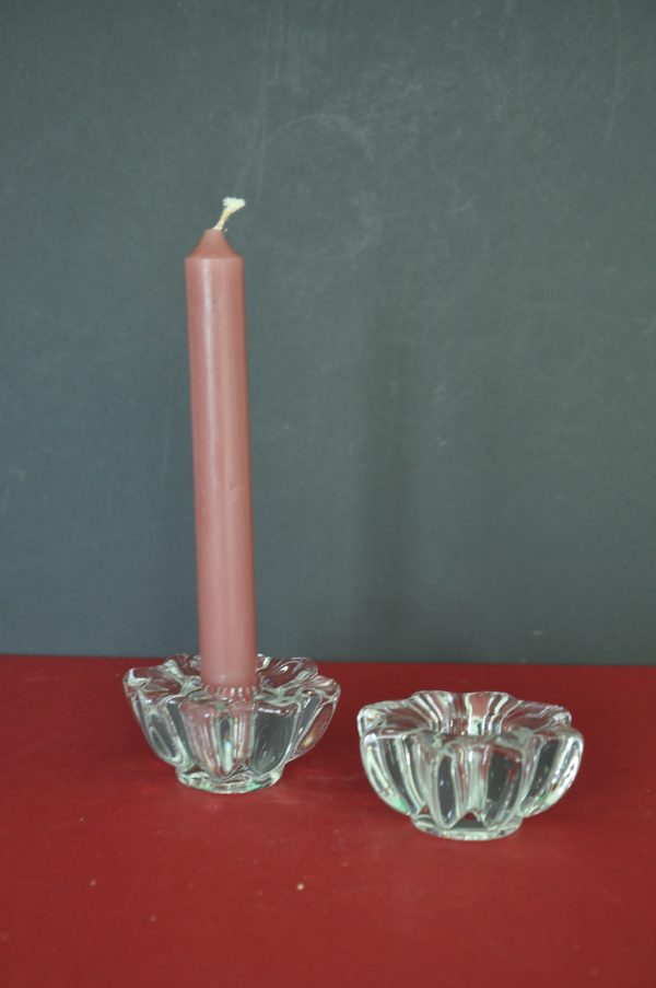 PAIRE DE PETITS BOUGEOIRS EN CRISTAL (PIERRE D'AVESNE) – Image 3