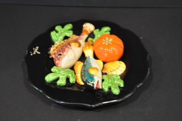 Assiette en trompe oeil vintage en céramique et barbotine vernie (années 70) – Image 7