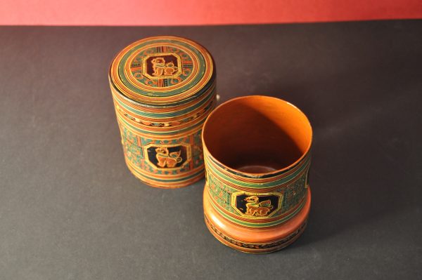 Boîte à thé cylindrique en laque rouge- Art asiatique – Image 7