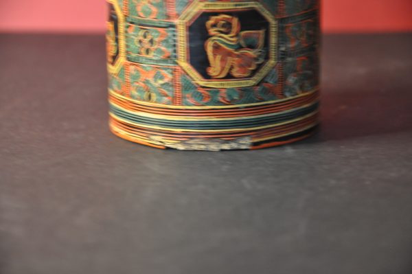 Boîte à thé cylindrique en laque rouge- Art asiatique – Image 4