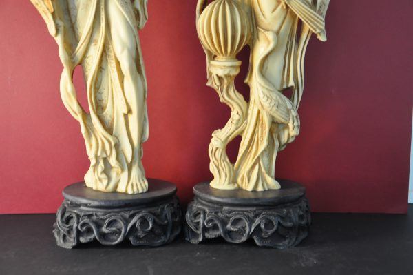 Paire de statues chinoises sculptées en résine - ART ASIATIQUE