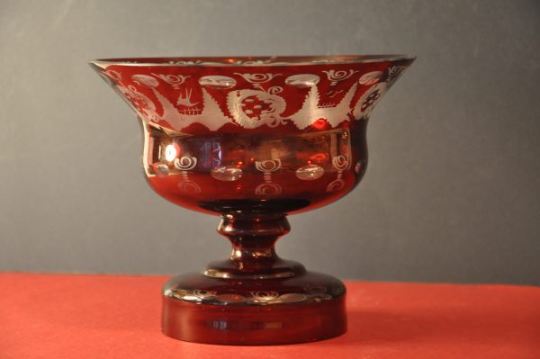 Coupe en cristal de Bohème gravé, couleur rubis.