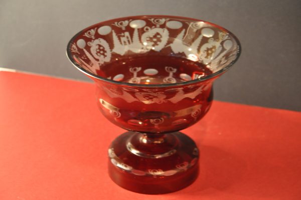 Coupe en cristal de Bohème gravé, couleur rubis. – Image 7