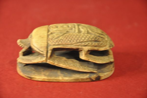 Magnifique scarabée égyptien vintage, Sculpté dans une pierre dure "