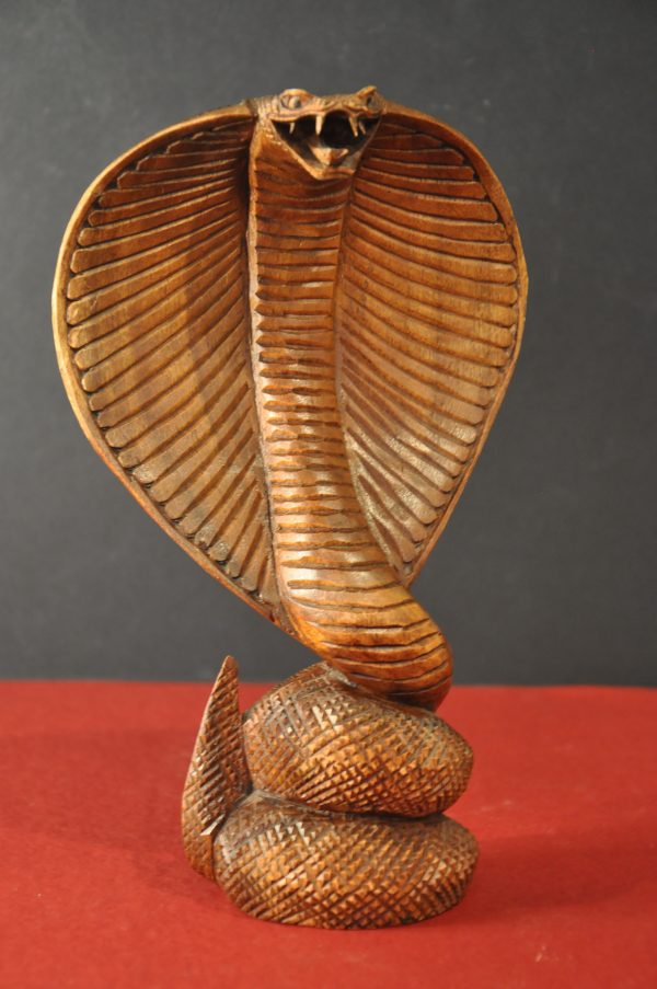 Sculpture en bois d'un cobra royal.