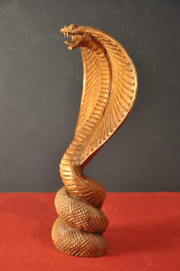 Sculpture en bois d'un cobra royal. – Image 7