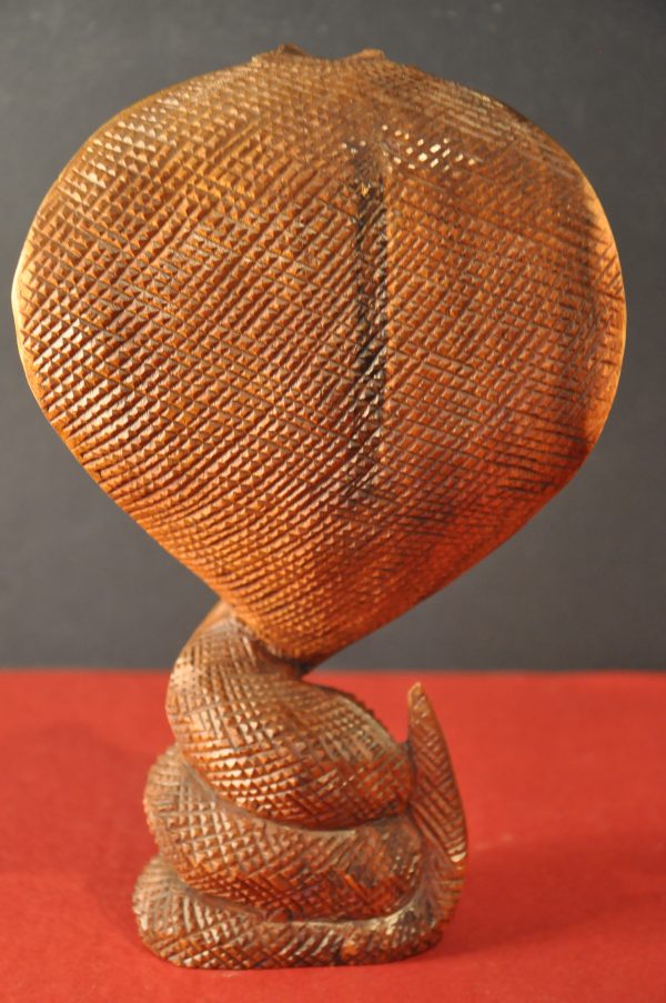 Sculpture en bois d'un cobra royal. – Image 6