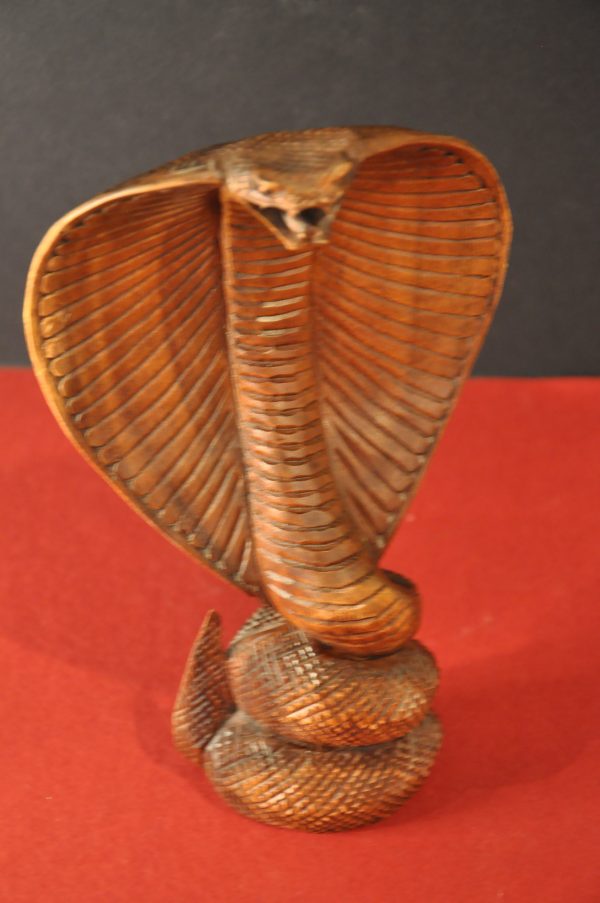 Sculpture en bois d'un cobra royal. – Image 5