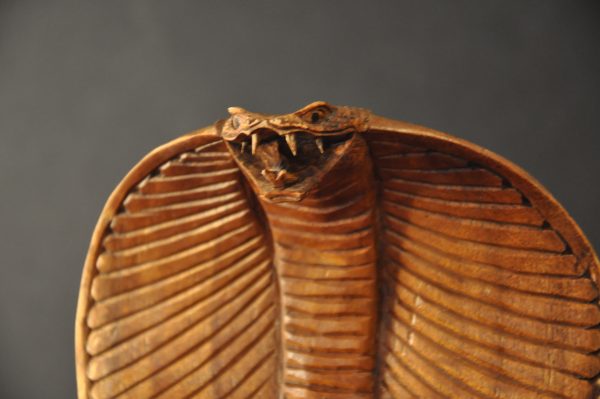 Sculpture en bois d'un cobra royal. – Image 3