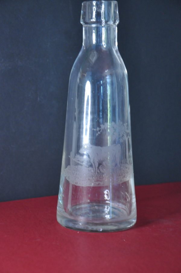 Bouteille de lait ancienne en verre gravé - Scène bucolique