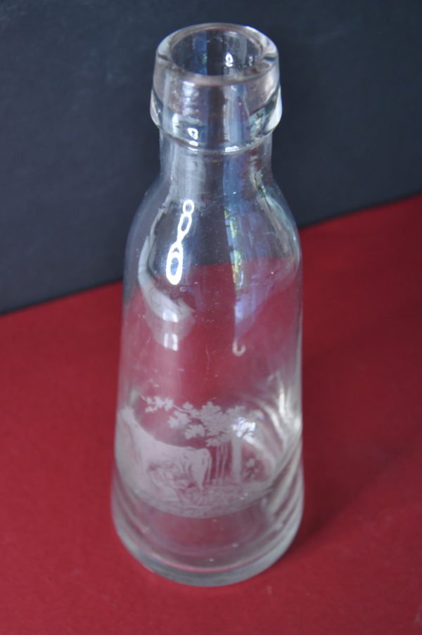 Bouteille de lait ancienne en verre gravé - Scène bucolique – Image 5