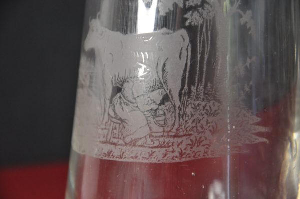 Bouteille de lait ancienne en verre gravé - Scène bucolique – Image 3